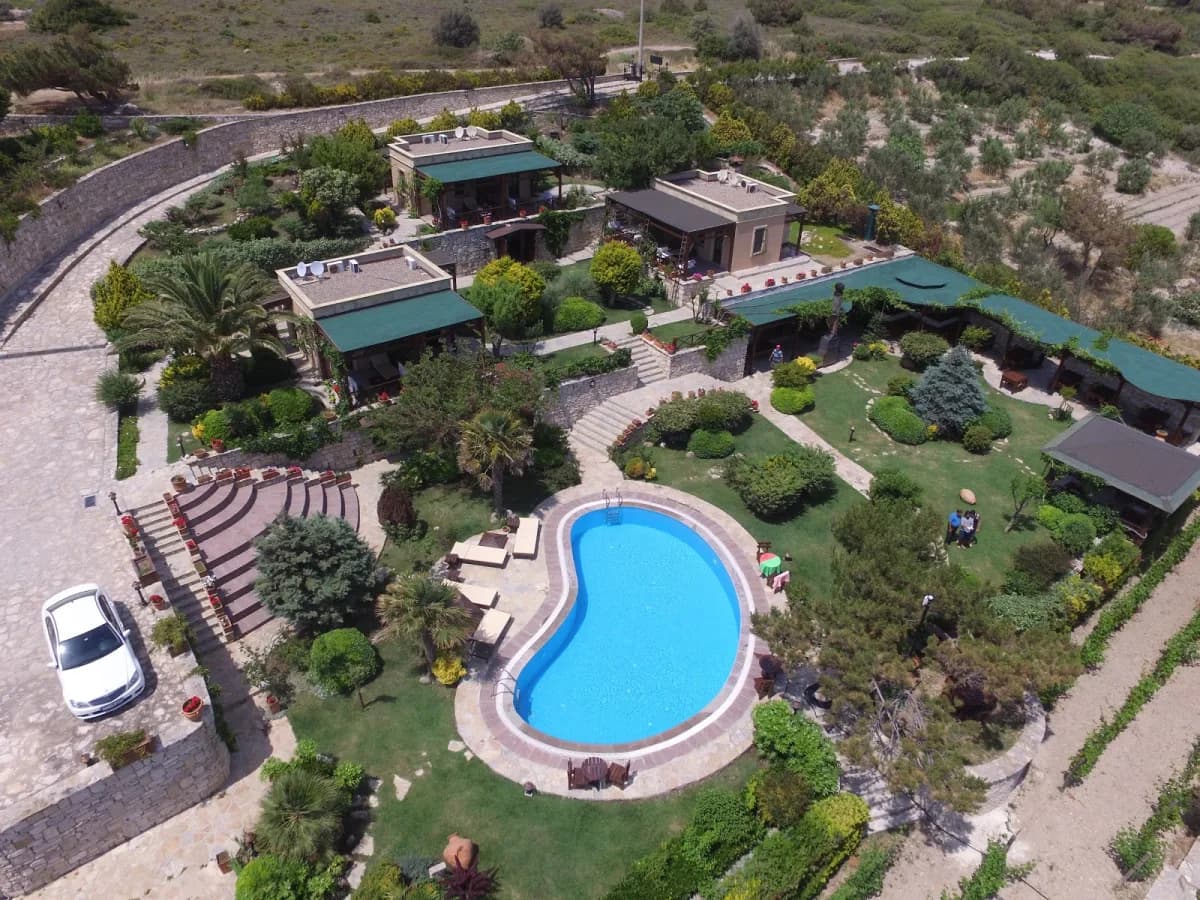 Ada Bacchus Otel kapak görseli