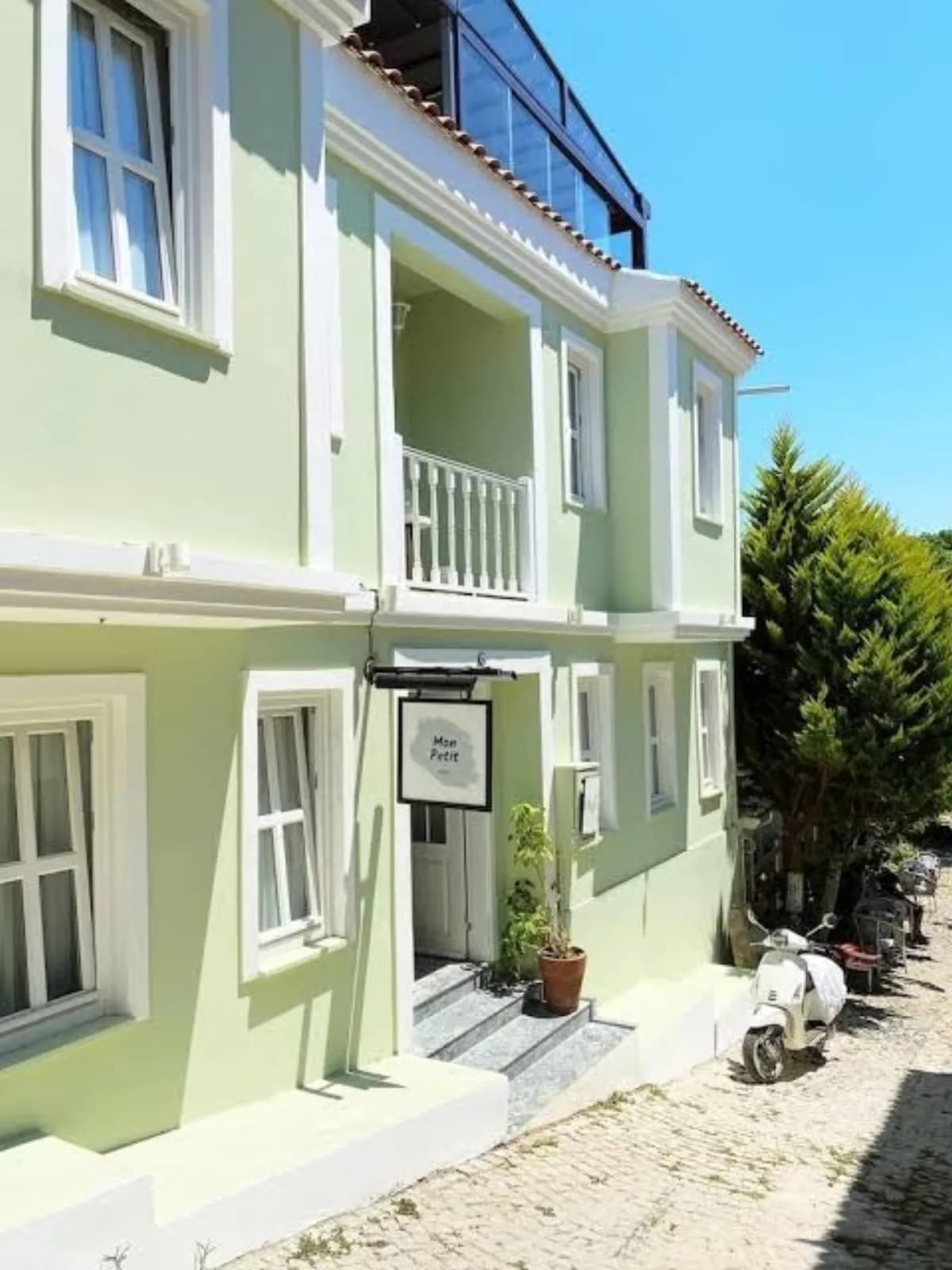 Mon Petit Hotel kapak görseli