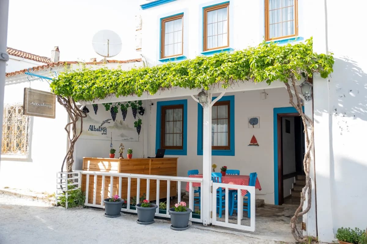 Albatros Otel kapak görseli