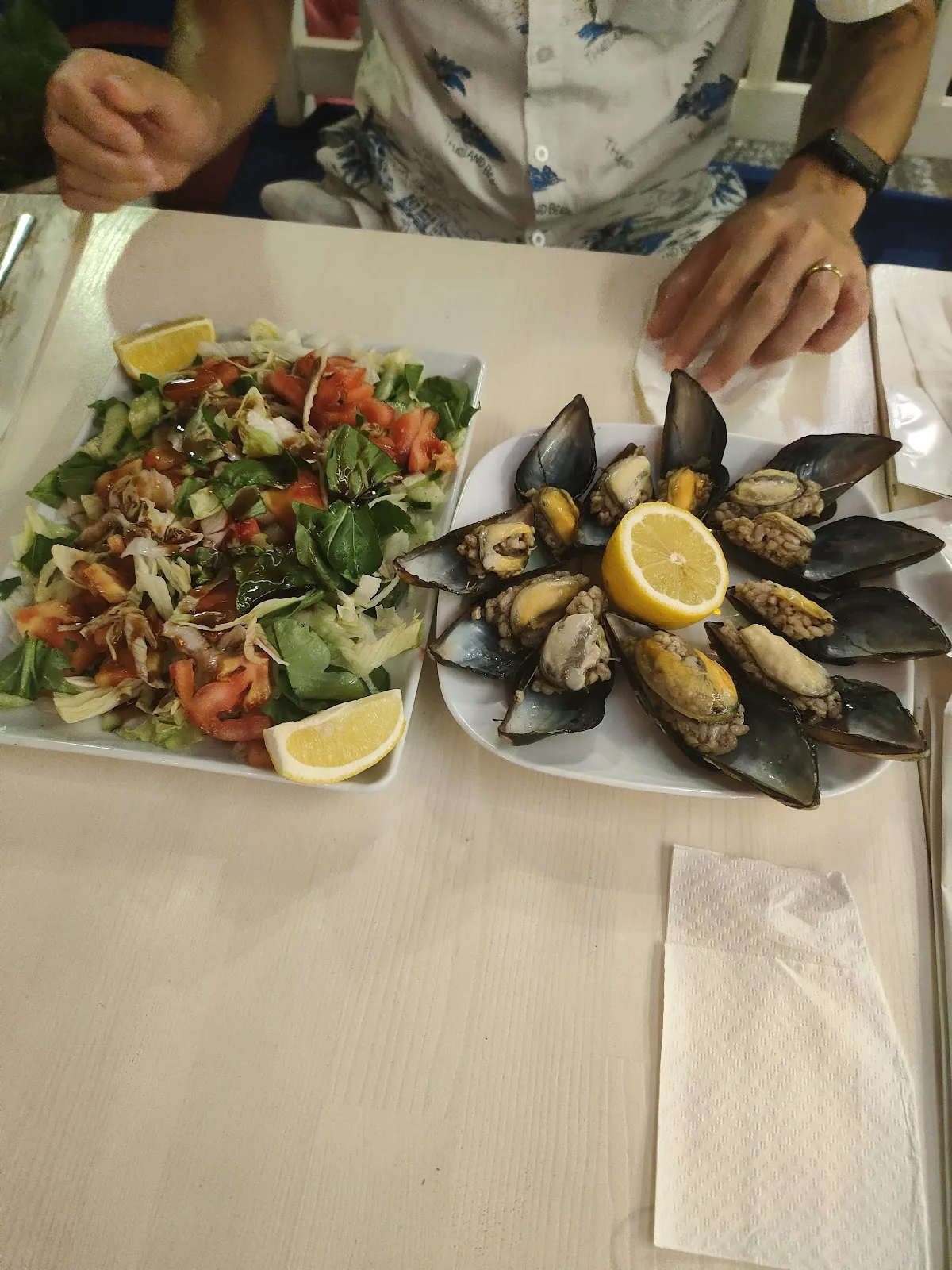 Çakıl Restoran Balık Midye Tava Çiğköfte Tavuk Köfte — Bozcaada'da restoran, fotoğraf 5